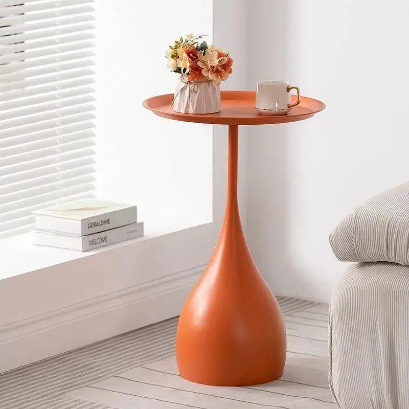 Een paar minimalistische lichte luxe nachtkastjes bij de bank, kleine ronde tafel, woonkamer in Scandinavische stijl, mini kleine salontafel