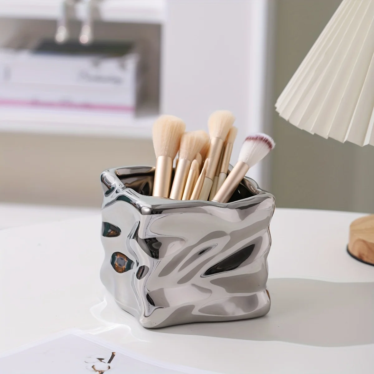 A Ceramic Creative Design Jar, Cosmetics Bucket, High-End Living Room Decoration, Desktop Makeup Brush Storage Box