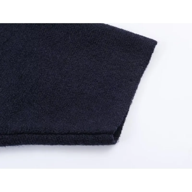 Długi płaszcz damski na wiosnę i jesień z szalikiem, długi rękaw, kołnierz z klapami, złote guziki, elegancki płaszcz damski, szykowna odzież wierzchnia, eleganckie płaszcze.