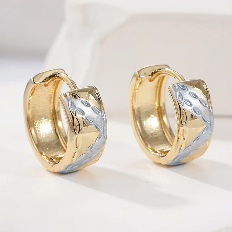 Goldfarbene kleine Creolen für Damen, Metall-Ohrringe, Trend-Piercing-Schmuck, Accessoires, Geschenk, Alltags-OL-Stil