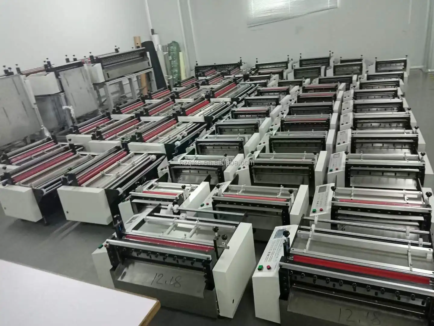 J700G Macchina da taglio automatica con scanalatura a V di buona qualità Scanalatrice pneumatica per scatola