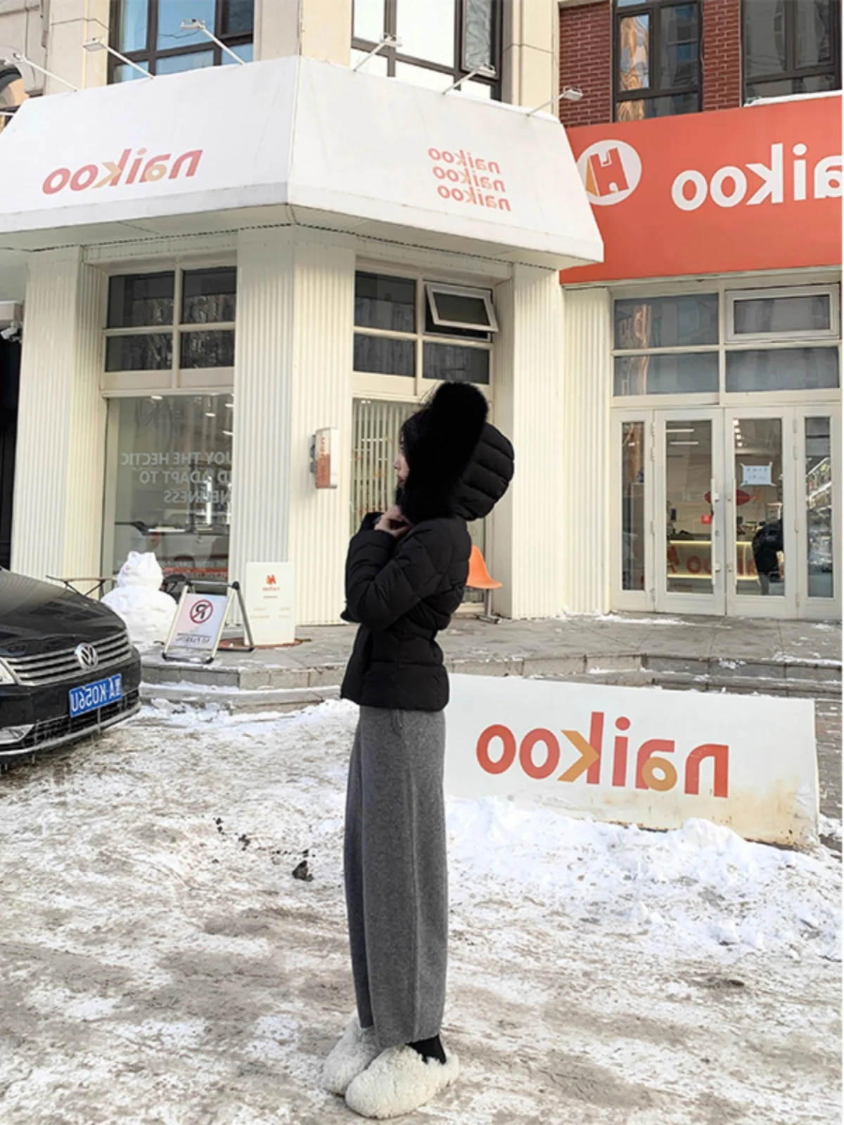 Biała, duża kurtka puchowa z futrzanym kołnierzem, damska, nowy model na zimę 2025, ultracienka, lekka, z kapturem, biała kurtka puchowa.