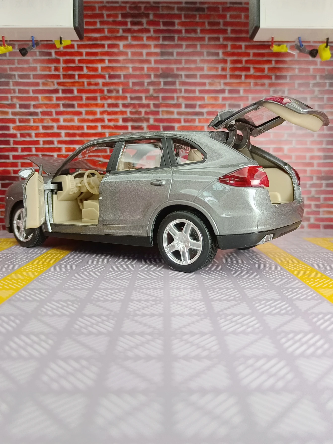 For 1: 24 simulation Porsche Cayenne S Turbo alloy car model with sound and light functions, rich details for children's gifts