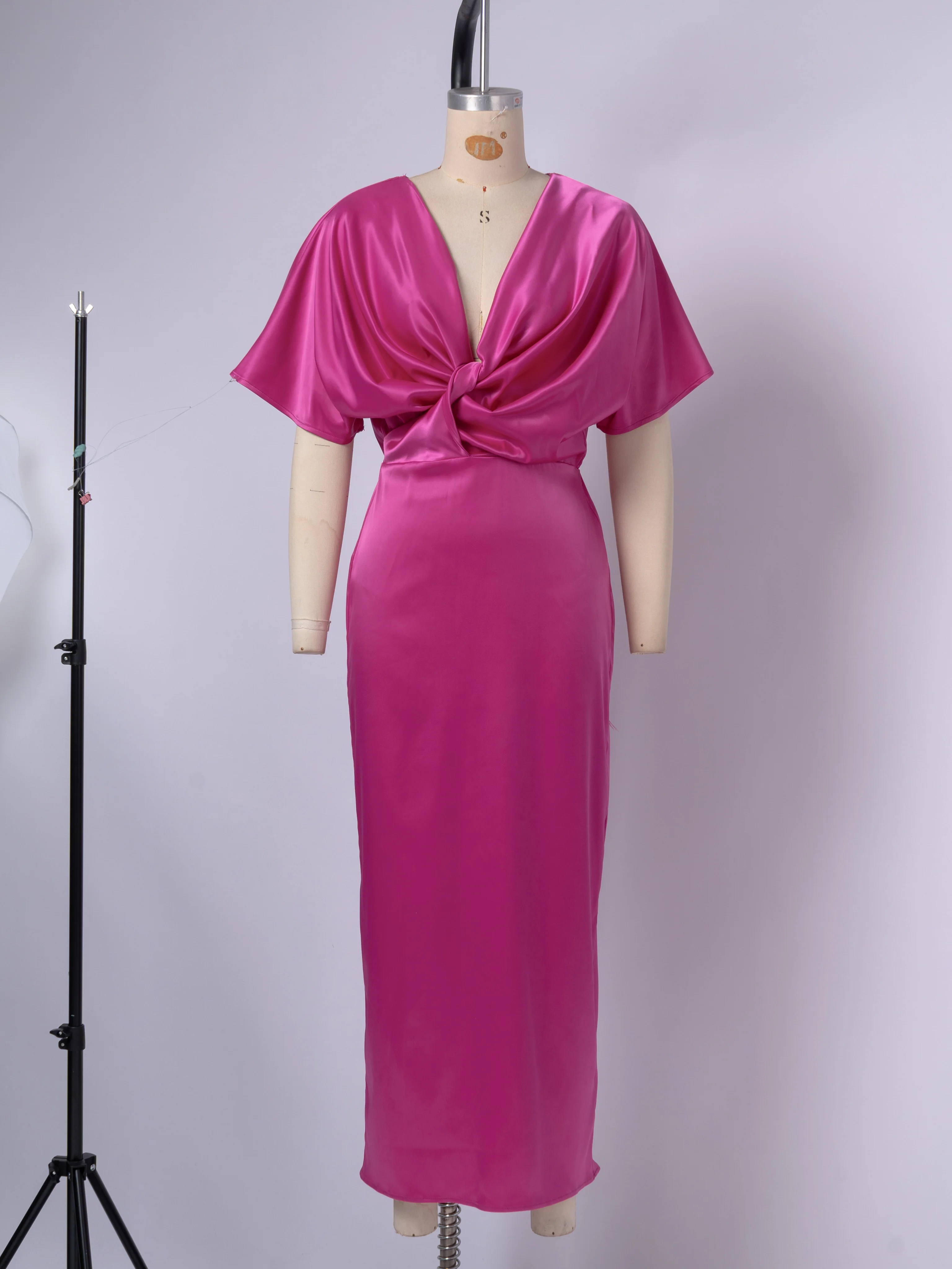 Luxuriöses fuchsiafarbenes Satin-Midikleid mit Twist-Front, Dolman-Ärmeln, hoher Taille und Schlitz, figurbetontes Kleid für Hochzeitsgäste, Cocktailpartys und besondere Anlässe. – Detail 7