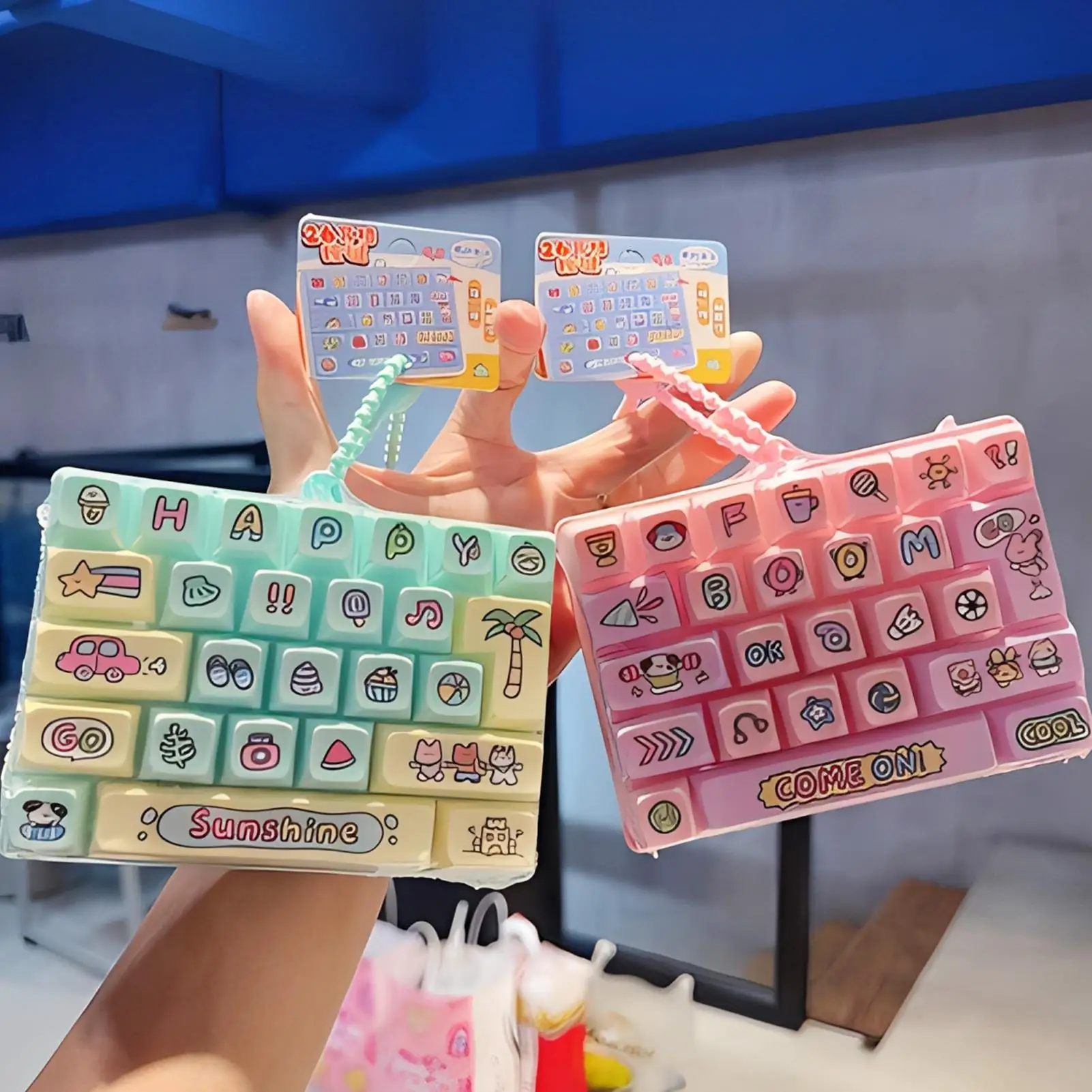 Keyboard Keychain 26-Key Fun Portable Keyboard Purse Charm Fidget Keychain For Kids Adults Game Lovers Backpack Purse Home