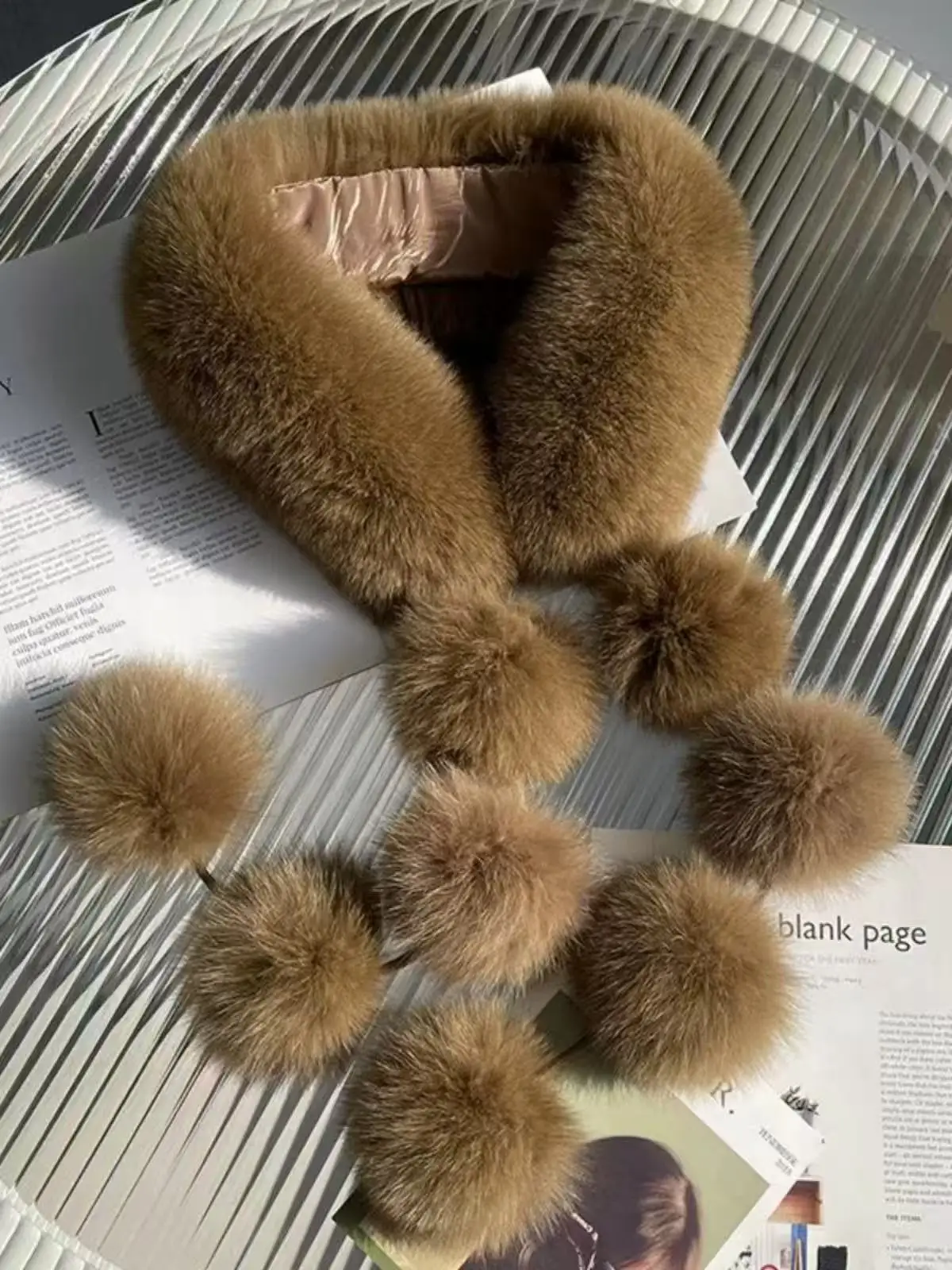 Kunstfuchs-Fell-Schal für Damen, Herbst-Winter, Koreanischer Warmer Nackenschutz, Leder-Magnetschnalle, Niedlicher Fellball, Modischer Halswärmer – Detail 10