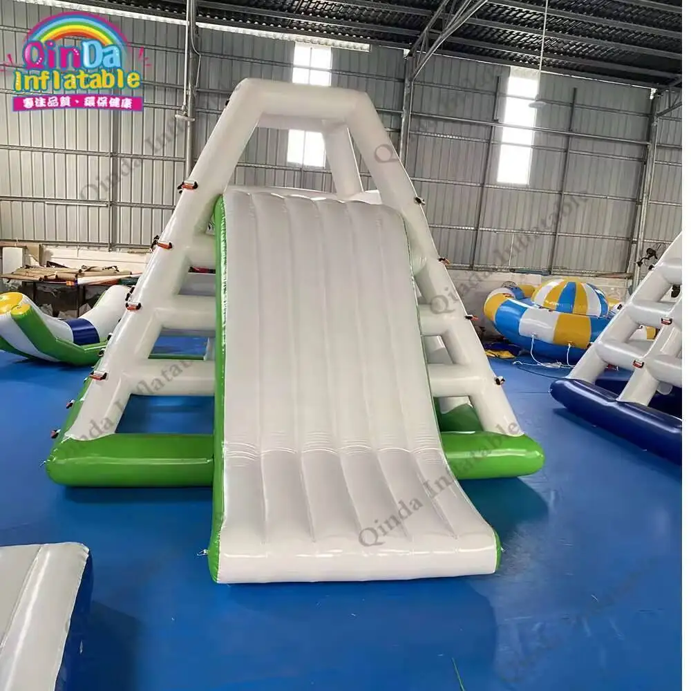 Wassersport Riesige aufblasbare Poolrutschen Schwimmende aufblasbare Wasserrutsche mit Kletterturm