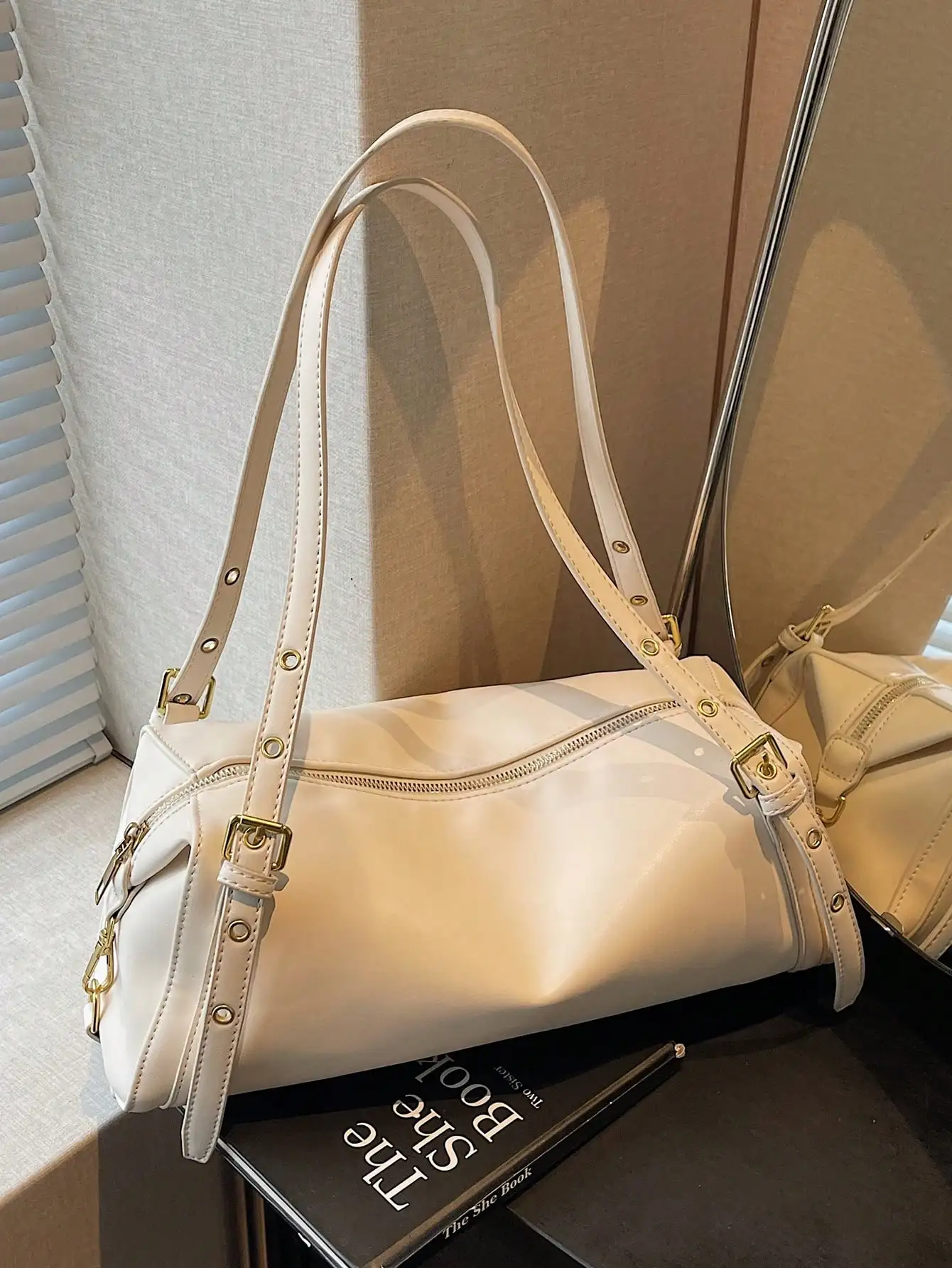 

1pc White With Gold Hardware Decor PU Leather Handbag, Convertible Tote & Shoulder Bag, Zipper Closure, Vintage Casual Style, Suitable For Daily, Dating, Shopping