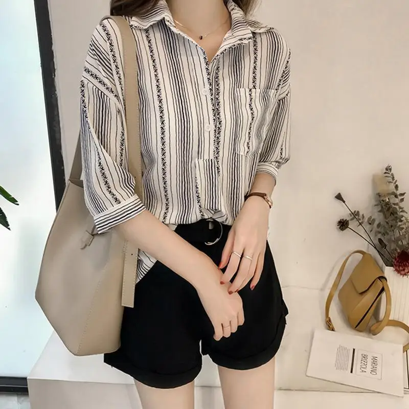 Blusa informal coreana con estampado a rayas para mujer, camisa con botones y cuello de Polo que combina con todo, manga 3/4, moda de viaje de verano