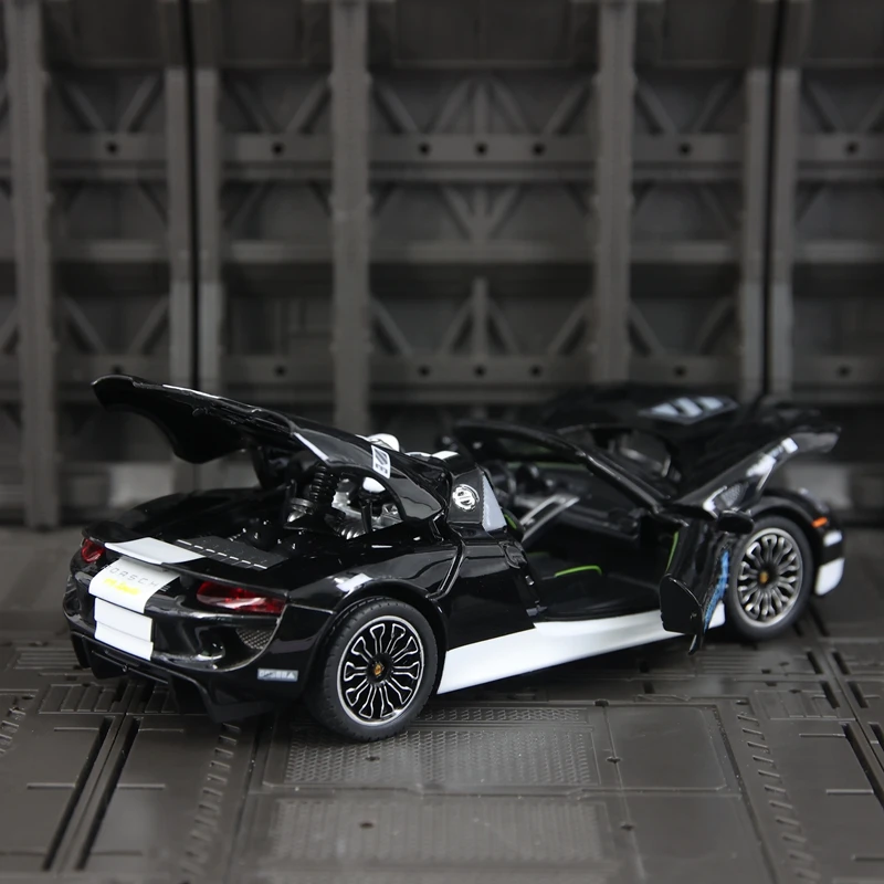 

CCA 1: 24 Porsche 918 Spyder Convertible Alloy Car Model has simulated sound and lighting functions fine workmanship