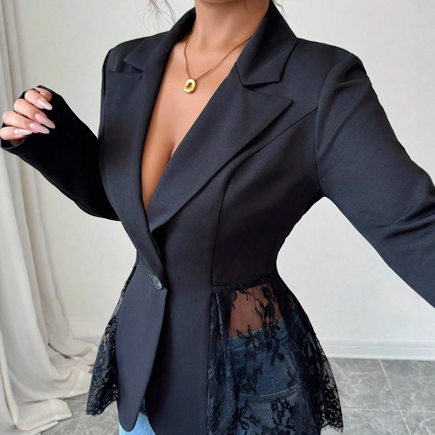 

Весна 2026: Женский пиджак А-силуэта с кружевной отделкой, цветными блоками, приталенный крой, с акцентом на талии, из плотной полиэстеровой ткани. Эксклюзивная O2O-распродажа.