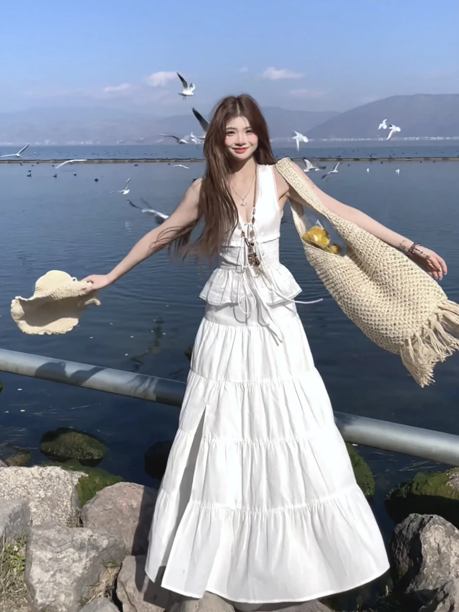 

Новый летний женский комплект из двух предметов: топ с кружевной отделкой и юбка-кейк с поясом, для отпуска и повседневной носки, создающий эффект стройности.