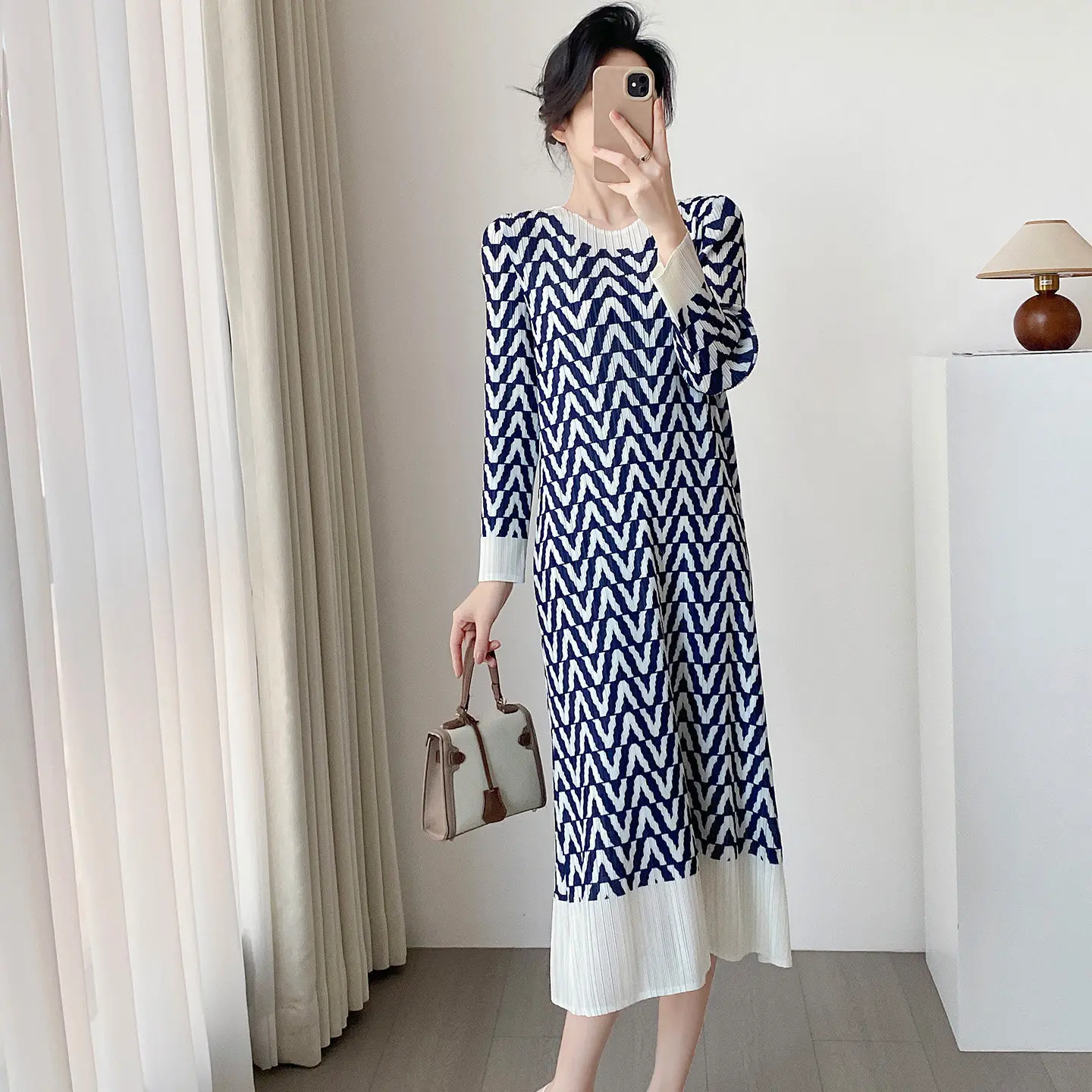 

Платья Miyake Folds 2026: Новые весенние модели с рукавом три четверти, повседневные, сине-белые, в стиле колор-блок, модные прямые длинные платья