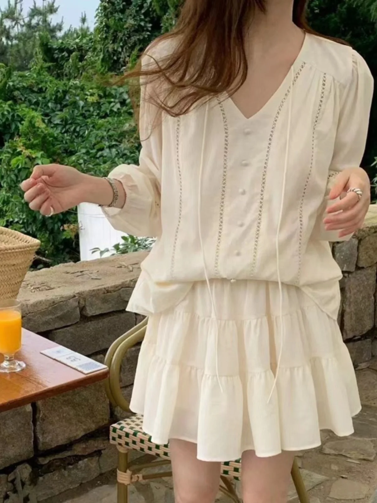 

Нежный осенний новый женский комплект, корейский комплект с v-образным вырезом и полой поясом, юбка с высокой талией + небольшой жилет, модный ансамбль