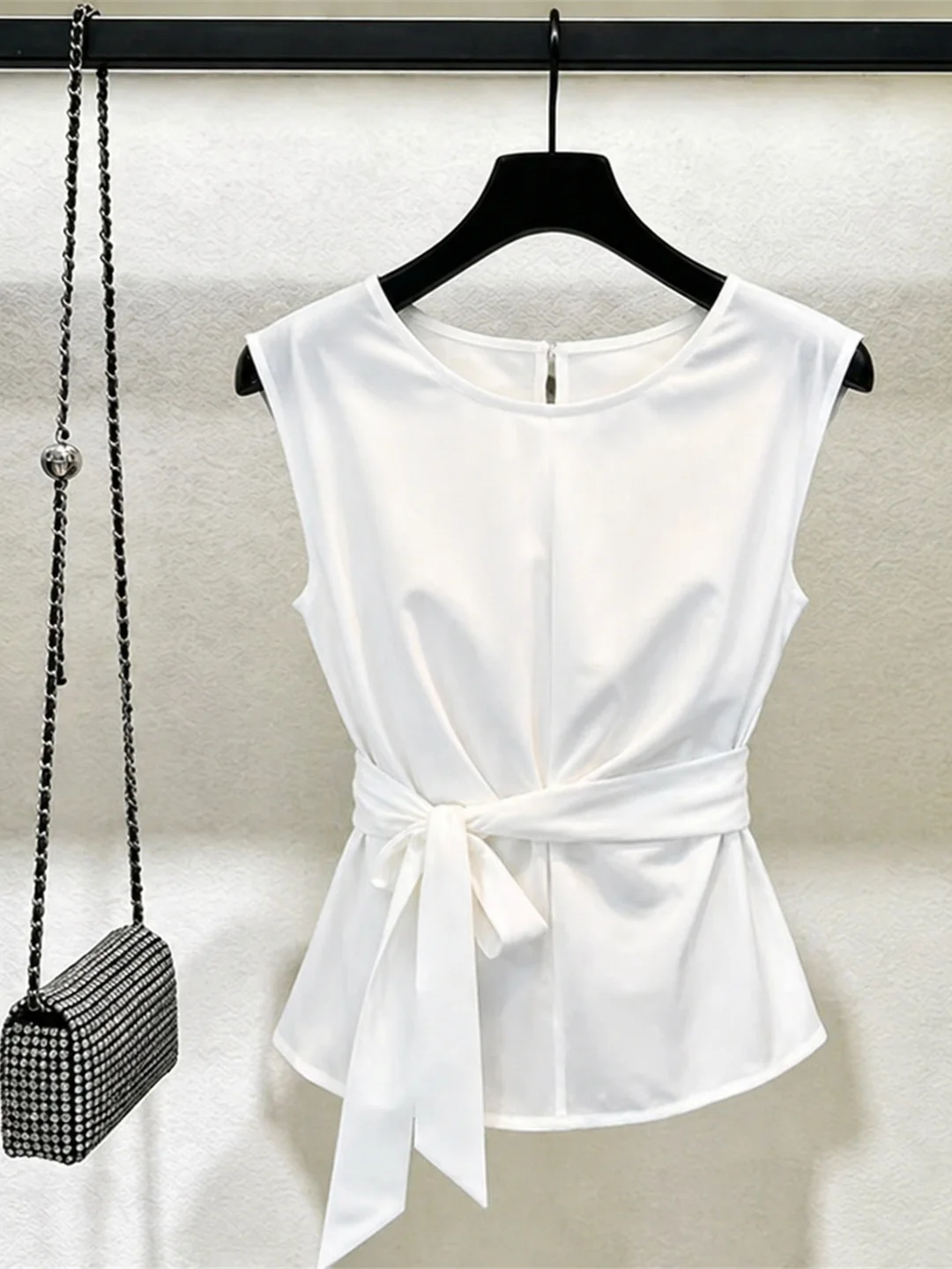 

Office Commute Minimalist White round Neck Vest Women's Summer Fashion Tie Waist Sleeveless Design Sense Simple Style Top