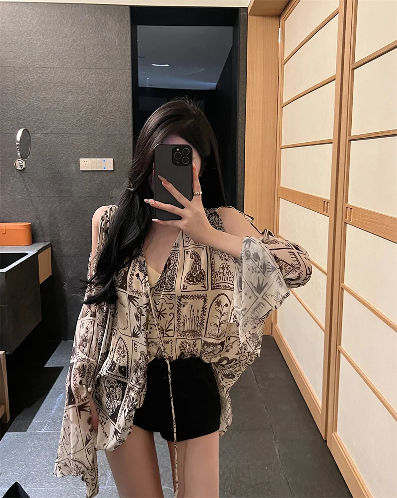 

Модная женская блузка Spicy Girl Pure Desire с открытыми плечами, V-образным вырезом, принтом и полувысоким воротником в стиле Lazy Style