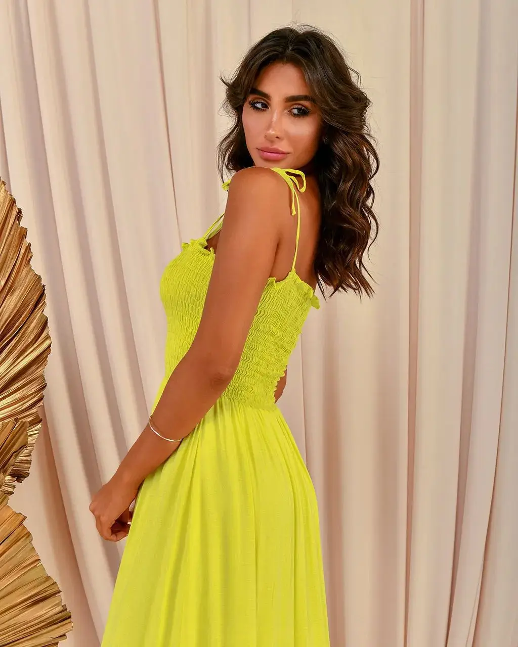 2025 nuova tendenza sottile estate delle donne della Boemia cinghia di spaghetti smocked una linea flowy maxi vestito in giallo vestito da vacanza primaverile