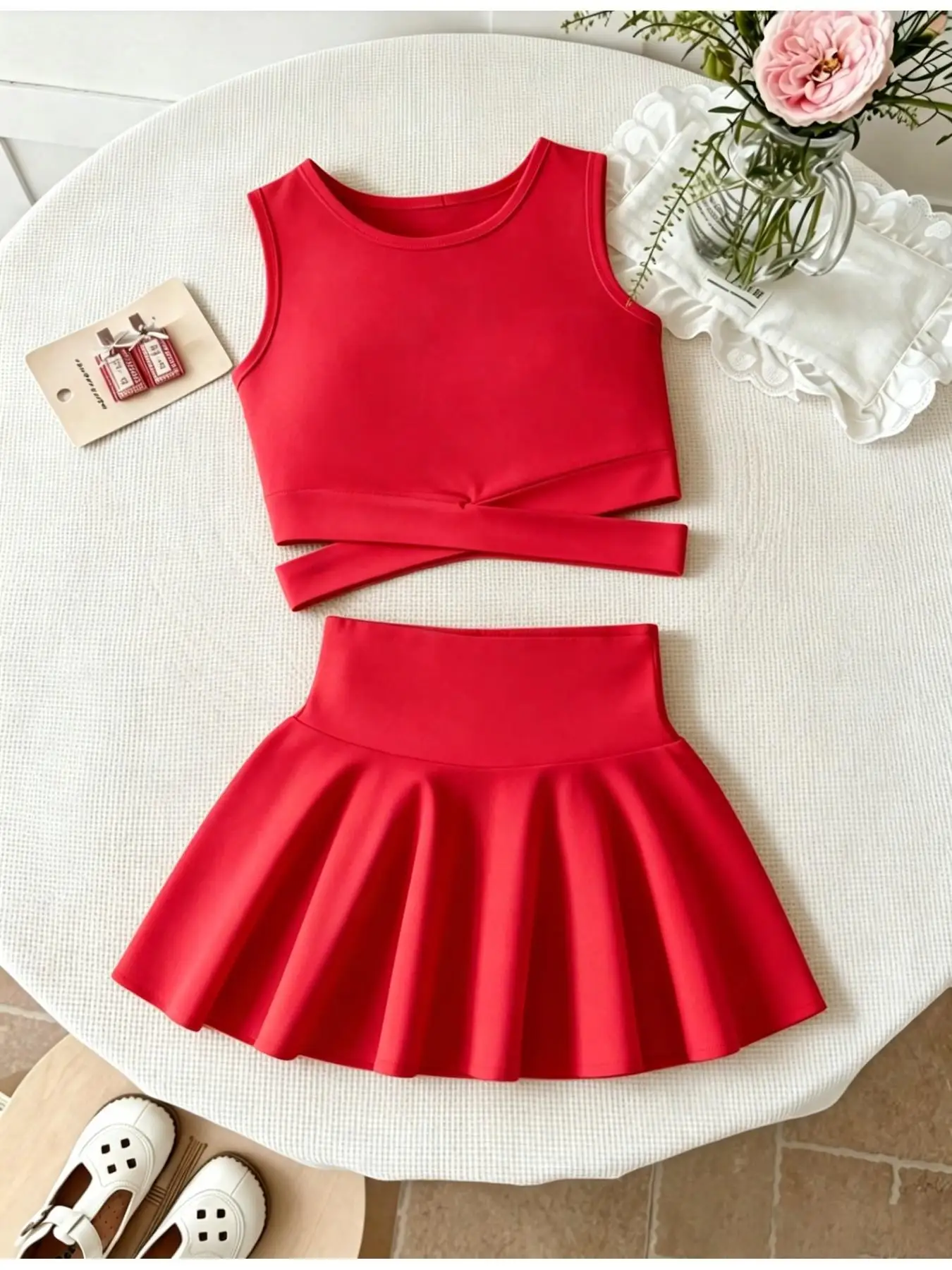 Mädchen-Set aus süßem, schmal geschnittenem, einfarbigem, ärmellosem Crop-Top und hochtailliertem, plissiertem Skaterrock aus weichem Stoff für Tanztraining und Sommerkleidung. – Detail 2