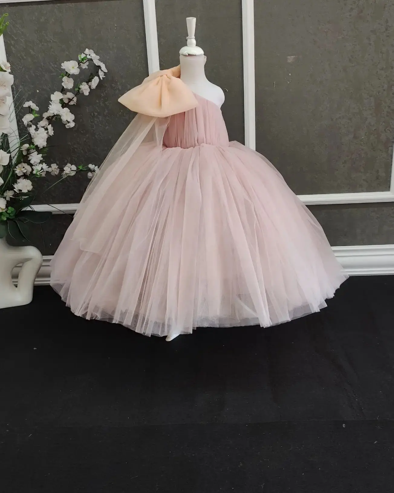 Pink Tulle Ball Gown Flower Girl Dresses Um ombro Kids Birthday Gowns com arcos Crianças Toddler Baby Wedding Guest Dresses