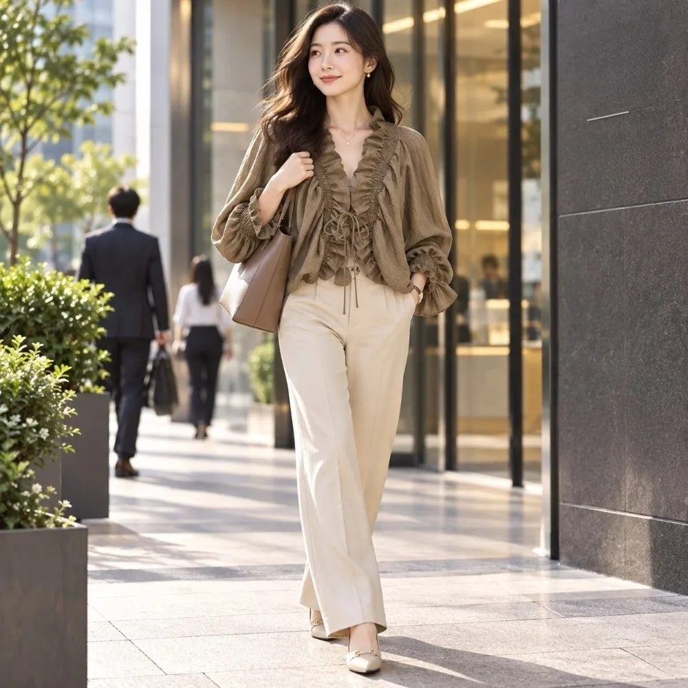 Schicke Bluse mit Rüschen und Schnürung, V-Ausschnitt, vorne mit Bindebändern, Fledermausärmel, lange Ärmel, lockerer Schnitt, Kordelzug, Laternenärmel, Chiffonbluse, für den Alltag. – Detail 10