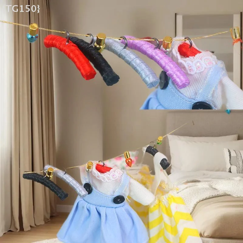 ชุดไม้แขวนเสื้อจิ๋วจำลอง 4 ชิ้น ขนาด 1/12 สำหรับตกแต่งบ้านตุ๊กตา อุปกรณ์ประกอบฉากถ่ายภาพฉากจิ๋ว ของเล่นเล่นสมมติ