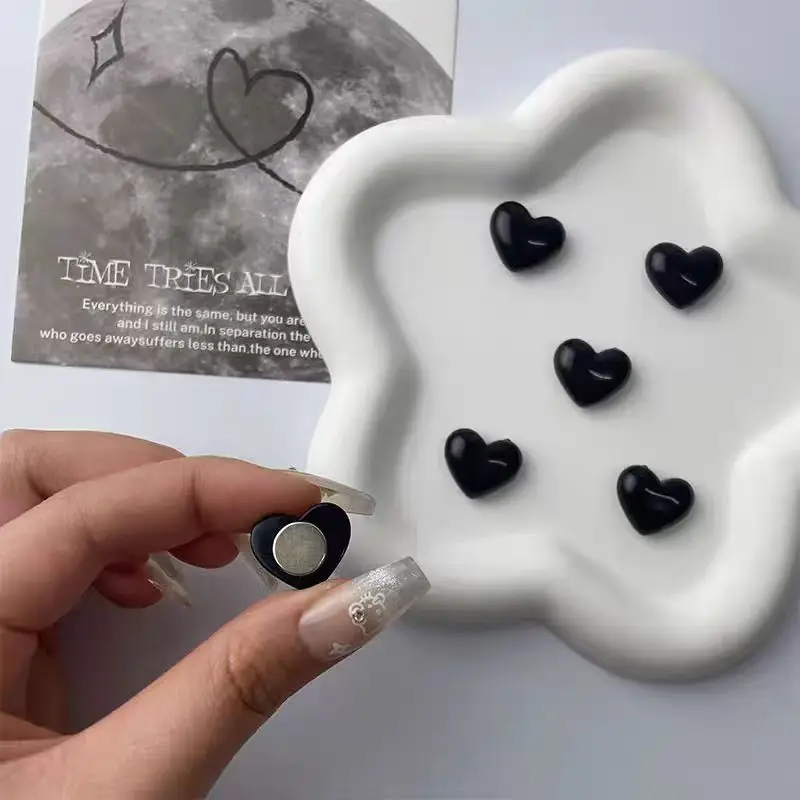 Black and white checkered heart refrigerator magnet, hole board for message posting, photo fixing magnet, decorative item