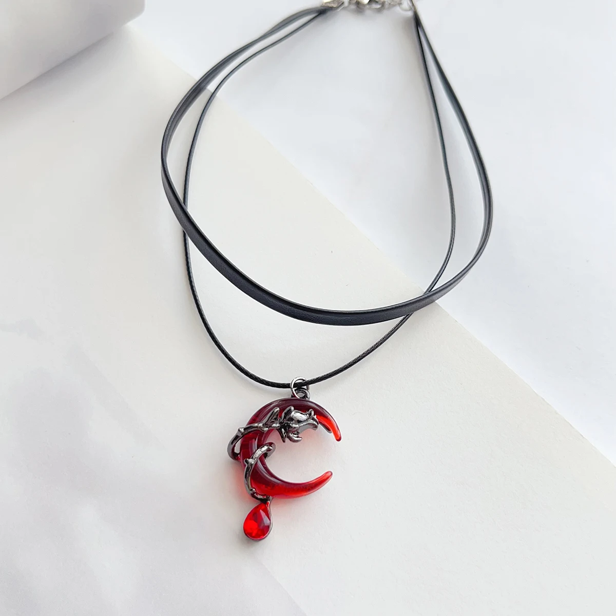 قلادة حلوة ولطيفة من البولي يوريثان باللون الأسود بطبقة مزدوجة من البولي يوريثان باللون الأحمر على شكل وردة قمر وقلادة على شكل قلادة وإكسسوارات نسائية #2