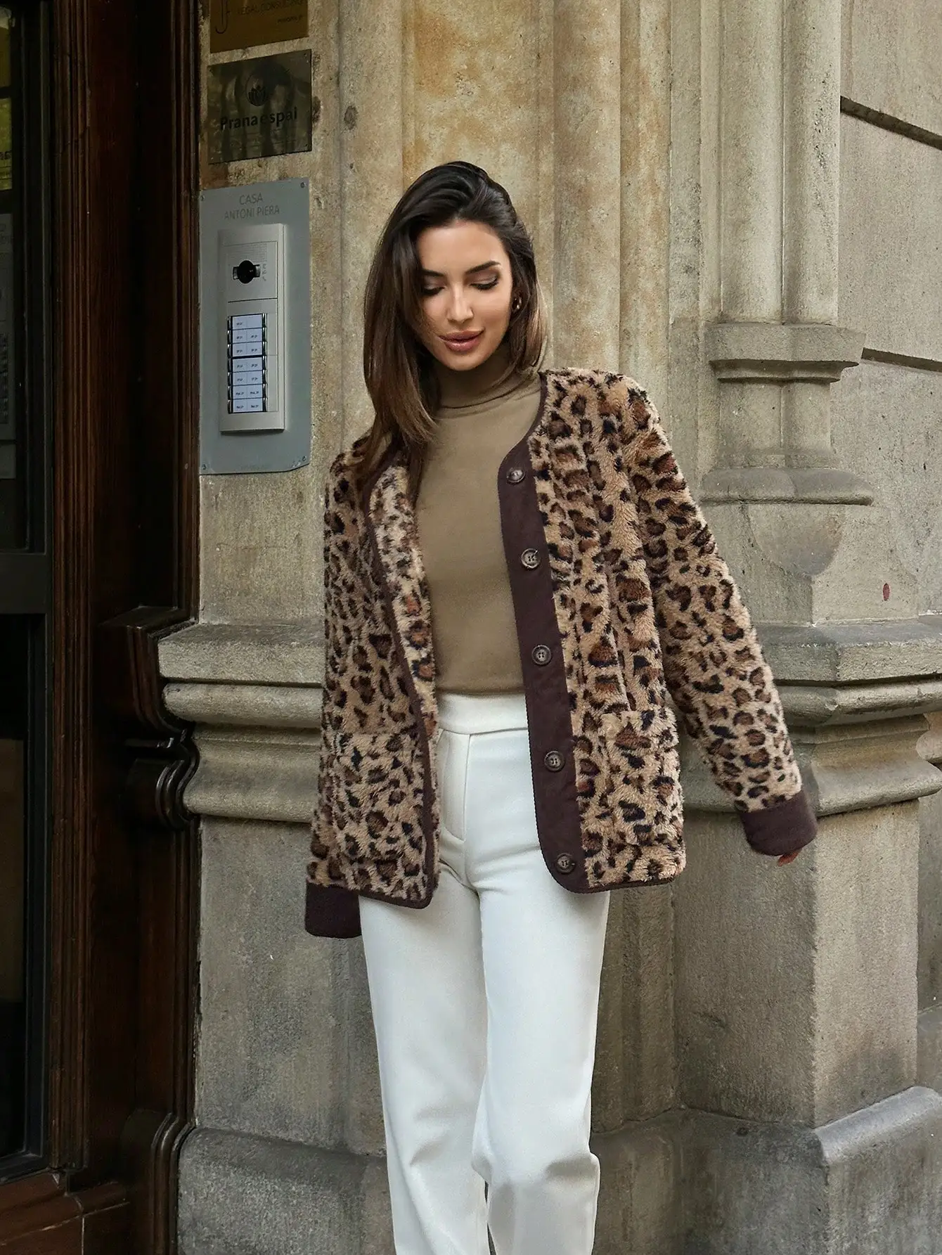 

Nice Fashionable Shoulder-drop Splicing Front Door Cuff Contrast Patch Pocket Plush Dark Black Panther Print Winter Ladies Jacke