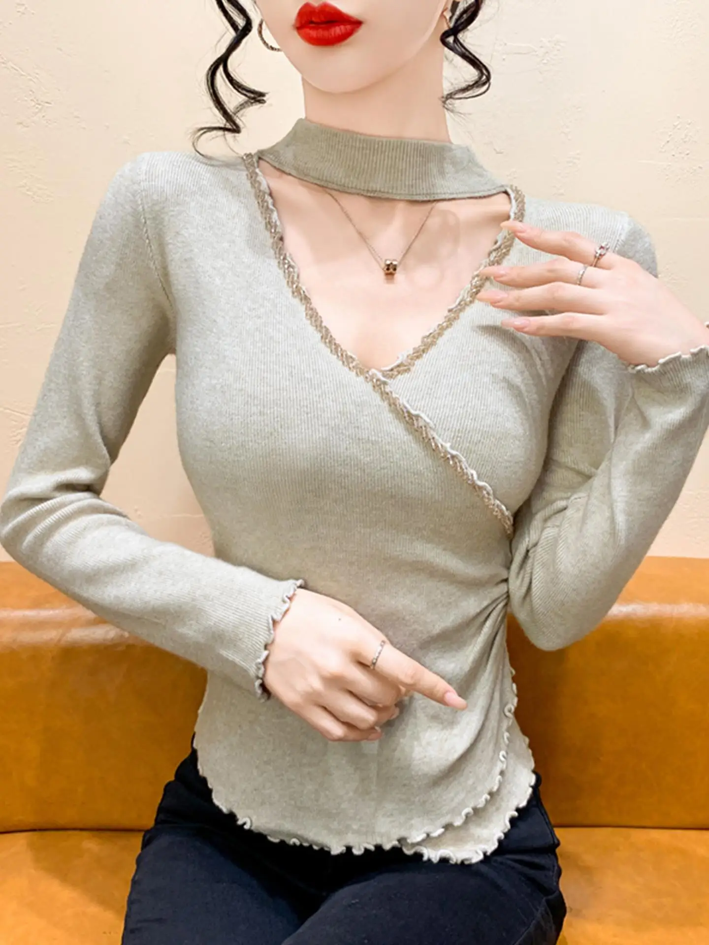 

Женский осенне-зимний вязаный свитер с V-образным вырезом, декорированный бисером, с перекрестными складками на талии, утягивающий, базовый, для повседневной носки