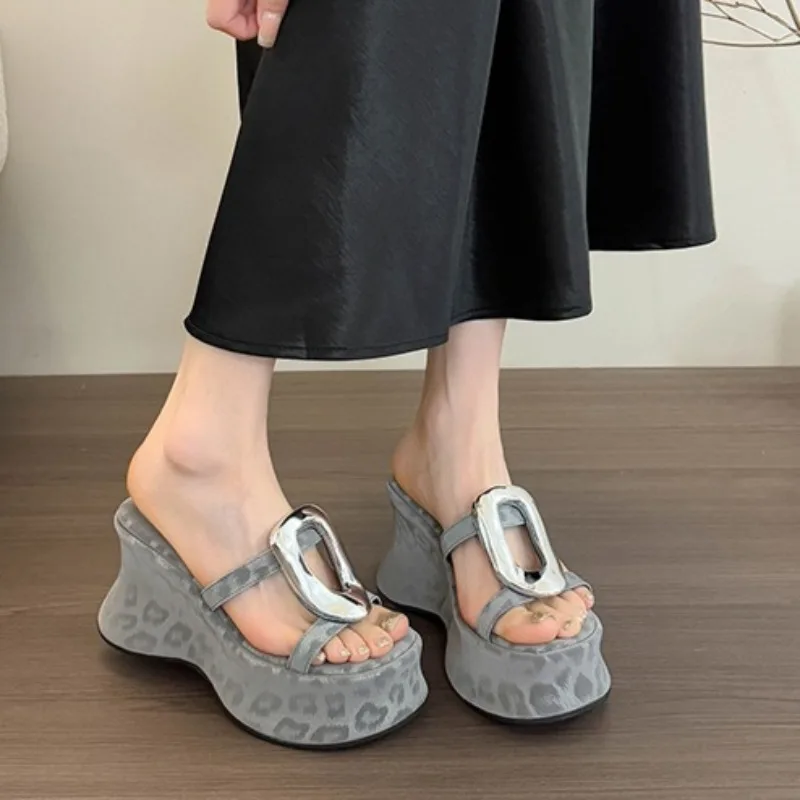 

Women's Wedge Leopard Flip Flops Summer New Round Toe Open Toe Metal Buckle Cutout Platform High Heel Slippers