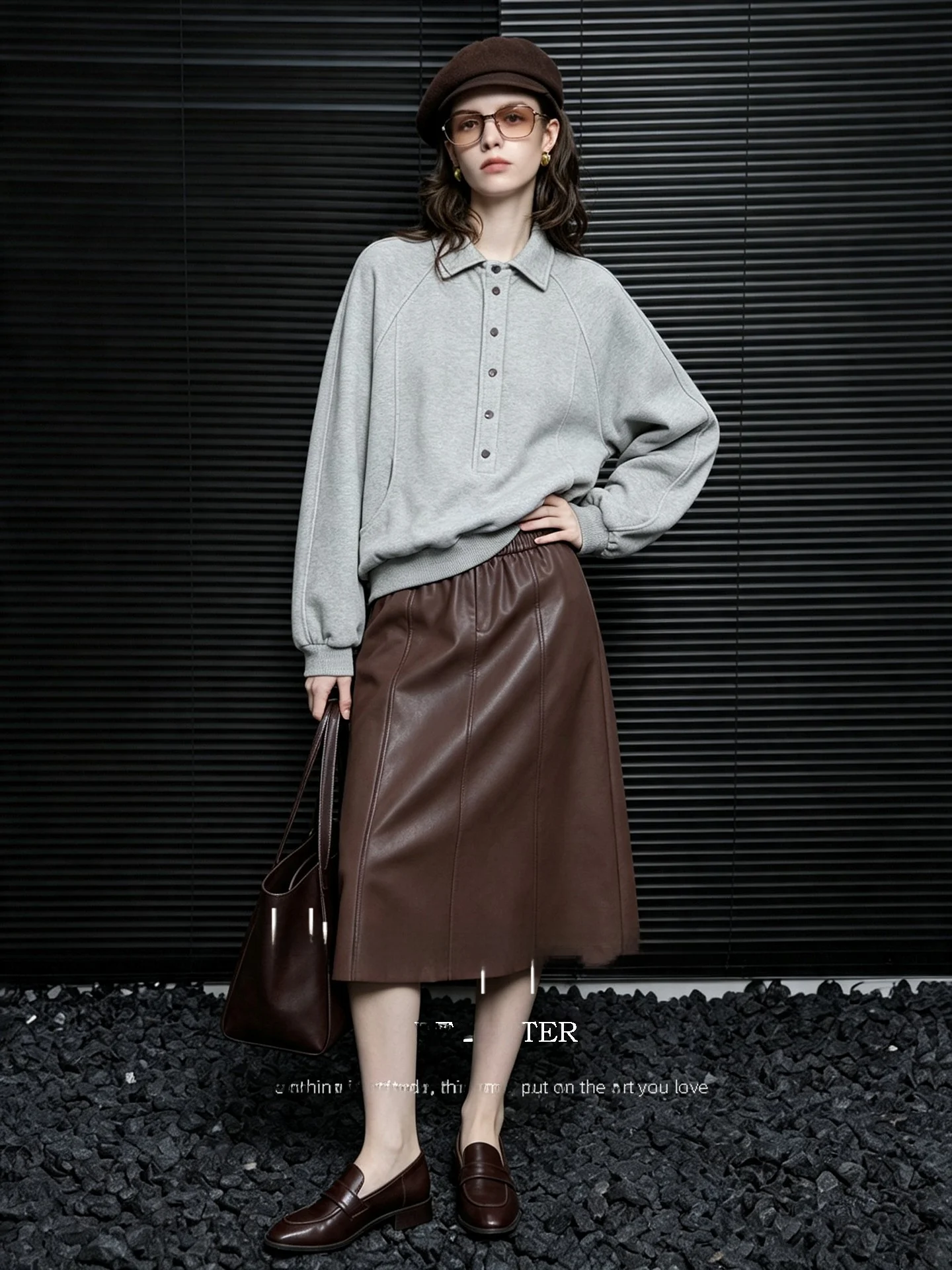 เสื้อสเวตเตอร์คอวีทรงโอเวอร์ไซ - Tops บทวิจารณ์และราคา