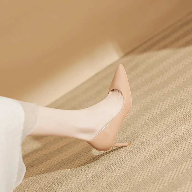 Sepatu Hak Tinggi Telanjang Potongan Samping Kulit Paten Gaya Baru Ukuran Besar 43 untuk Wanita Sepatu Tunggal Berpotongan Rendah Seksi & Bergaya Hak Ramping