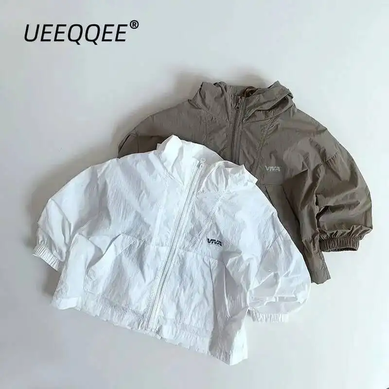 

Весенне-летние детские куртки для детей от 1 до 8 лет, солнцезащитные пальто на молнии с капюшоном и надписью для мальчиков и девочек, корейские топы, верхняя одежда для малышей, детская одежда