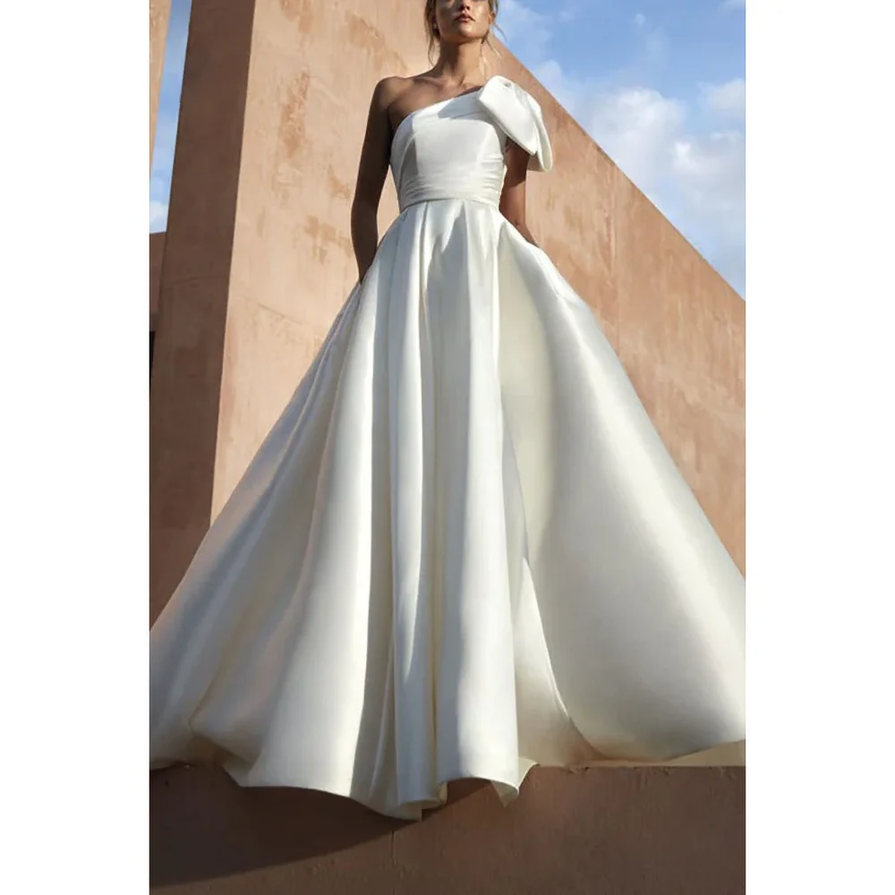 

White Satin Wedding Dresses Fashion One-Shoulder Pleat Sweep Train A-Line Gowns with Bow Elegant Chic Draped Bride Dresses