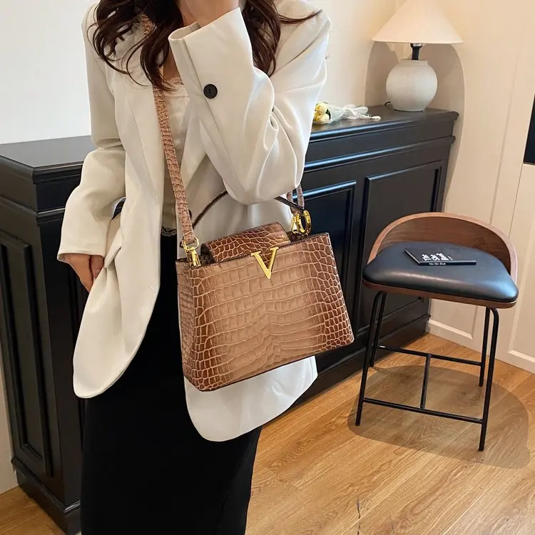 

2025 Big Capacity Work Tote for Professionals, Spacious Laptop Bag Multi-functional Shoulder Crossbody, Lightweight Commuter Bag