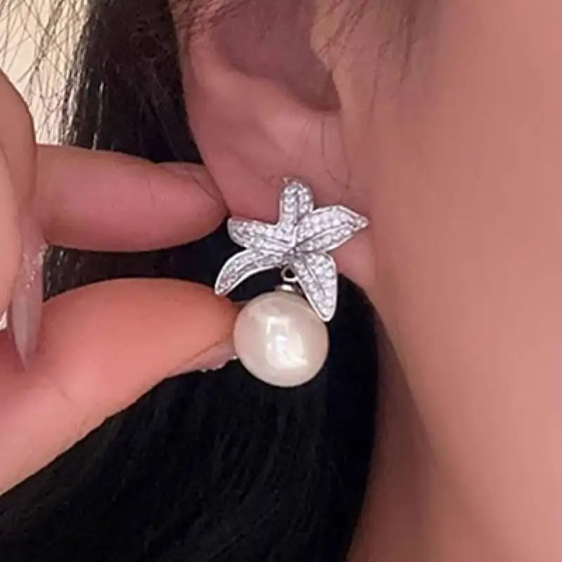 Huitan Imitationsperlen-Ohrringe für Damen, ästhetisch, voll glänzend, CZ-Blumendesign, Hochzeit, Verlobung, elegantes Zubehör, Schmuck