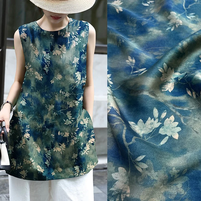 

Очаровательная синяя шелковая ткань шириной 45 дюймов шириной 25 мм с цветочным принтом для мягких удобных классических брюк, топов, пижам, материал для шитья своими руками R3020