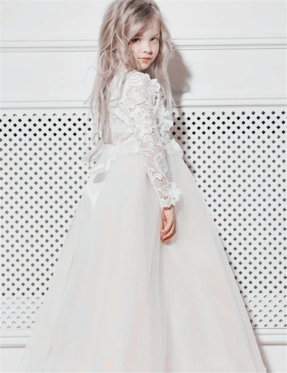 First Communion Gowns Ivory Angel ดอกไม้สาวชุดแฟชั่นลูกไม้ Applique โบว์ความยาวชั้นสําหรับงานแต่งงานของขวัญวันเกิด