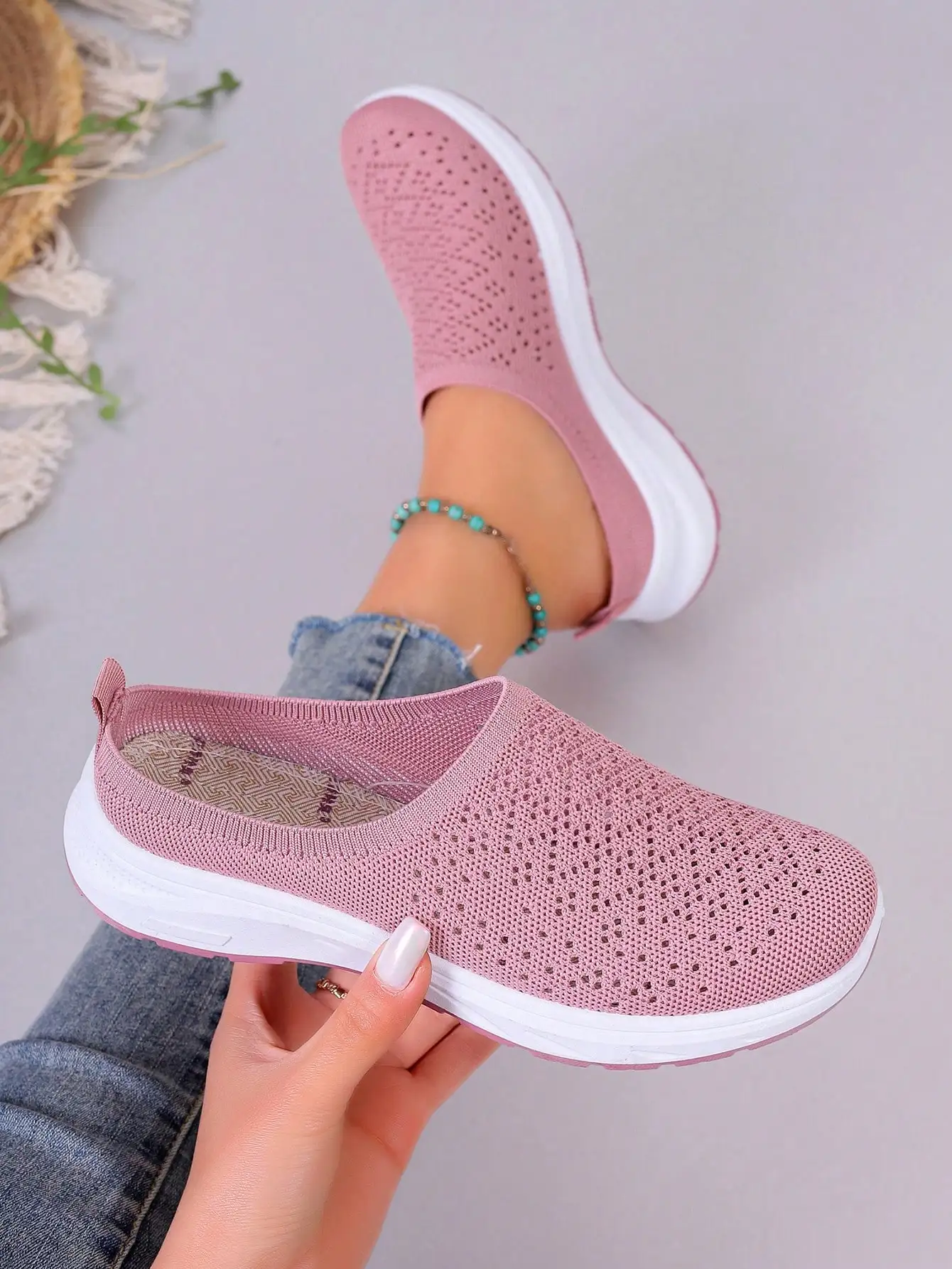 Spring new women\'s sports shoes, fashionable, breathable, lightweight, non-slip, wear-resistant, casual sports shoes, flat shoes