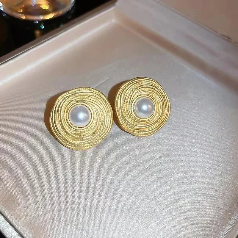 Cute Romantic Entangle Geometry Round Pearl Stud Earrings for Women Luxury Gold Color Enamel Exquisite Bride Jewelry Accessory