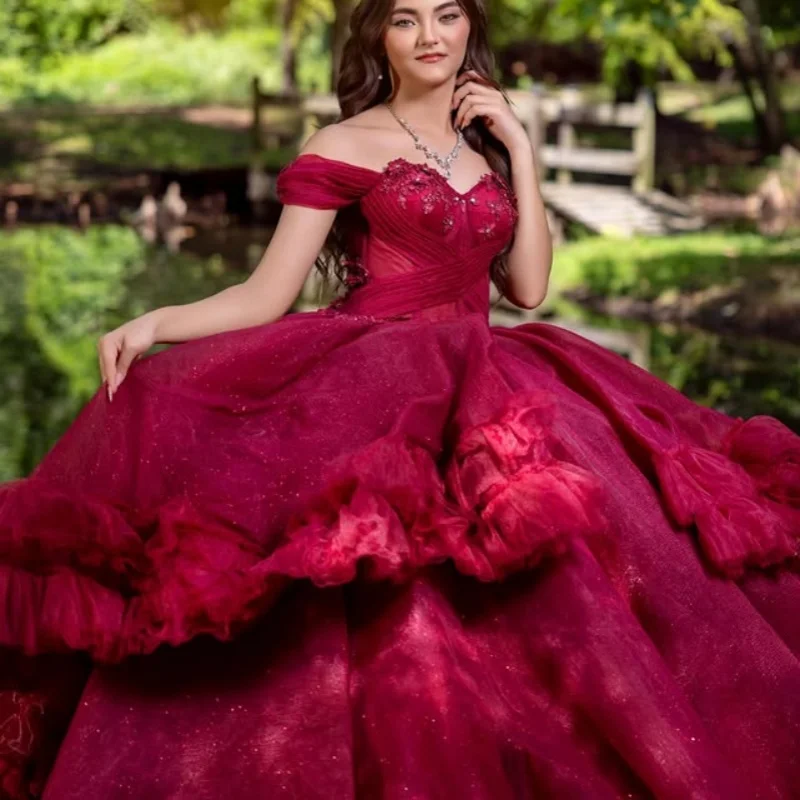 

Блестящие винно-красные платья Quinceanera по индивидуальному заказу с открытыми плечами и кристаллами, с длинным хвостом и бантом, Vestido 15, Quinceanera