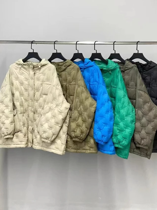 سترة نسائية شتوية جديدة لعام 2025 بغطاء للرأس سترة فضفاضة بغطاء للرأس باللون الأبيض