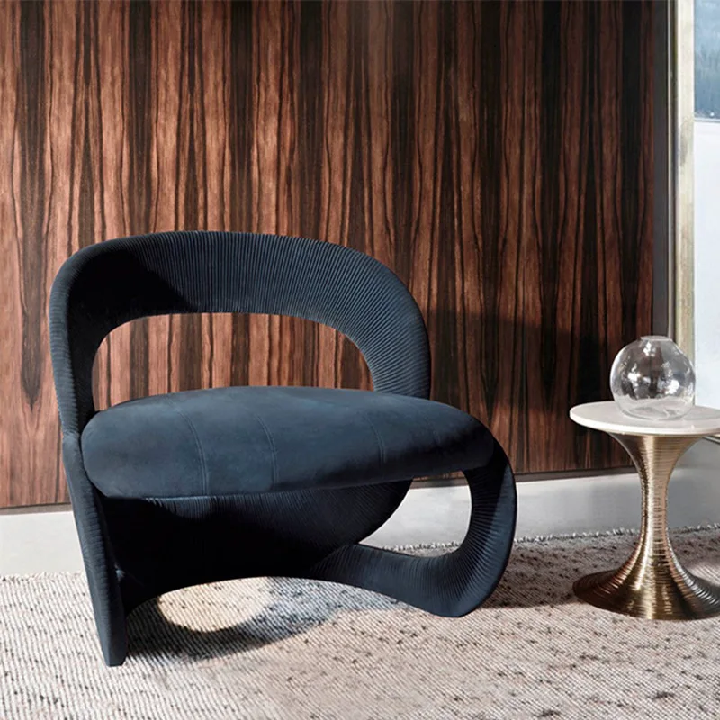 Włoski minimalistyczny projektant, kreatywna sofa pojedyncza o nietypowym kształcie, w stylu wabi-sabi.