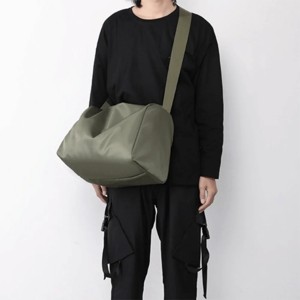 Large Capacity Gym Waterproof Bag Water-Resistant Zipper Closure Outdoor Duffle Bag Adjustable Strap Crossbody Sports Bag Men