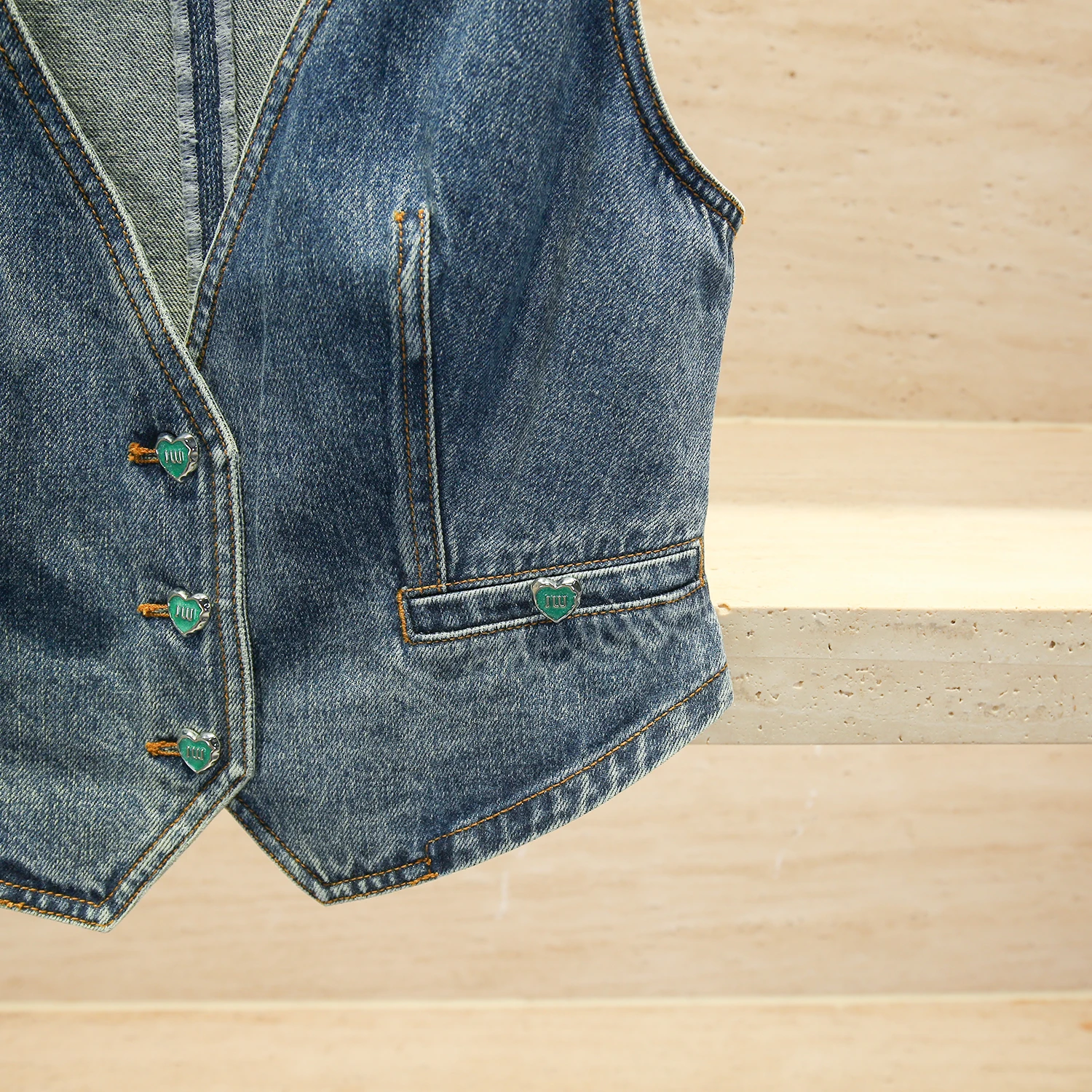 Haut de gamme pour femmes ort V-Ne coeur bouton Denim gilet haut été 2025 à la mode pour les déplacements Sle couleur Pure disponible dans d'autres compagnies...