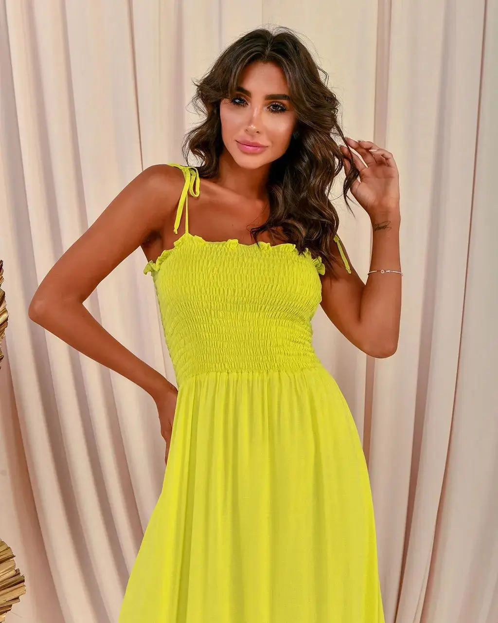 2025 nuova tendenza sottile estate delle donne della Boemia cinghia di spaghetti smocked una linea flowy maxi vestito in giallo vestito da vacanza primaverile