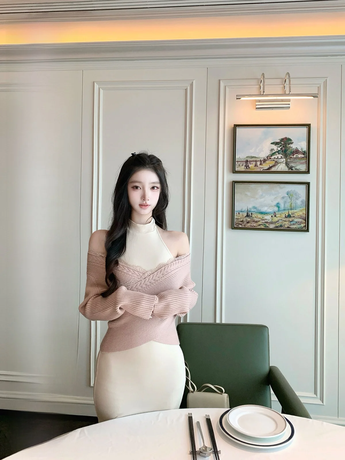 

Женский модный повседневный топ с V-образным вырезом и открытыми плечами, облегающий, из коллекции Winter Collection, без рукавов, из других материалов.