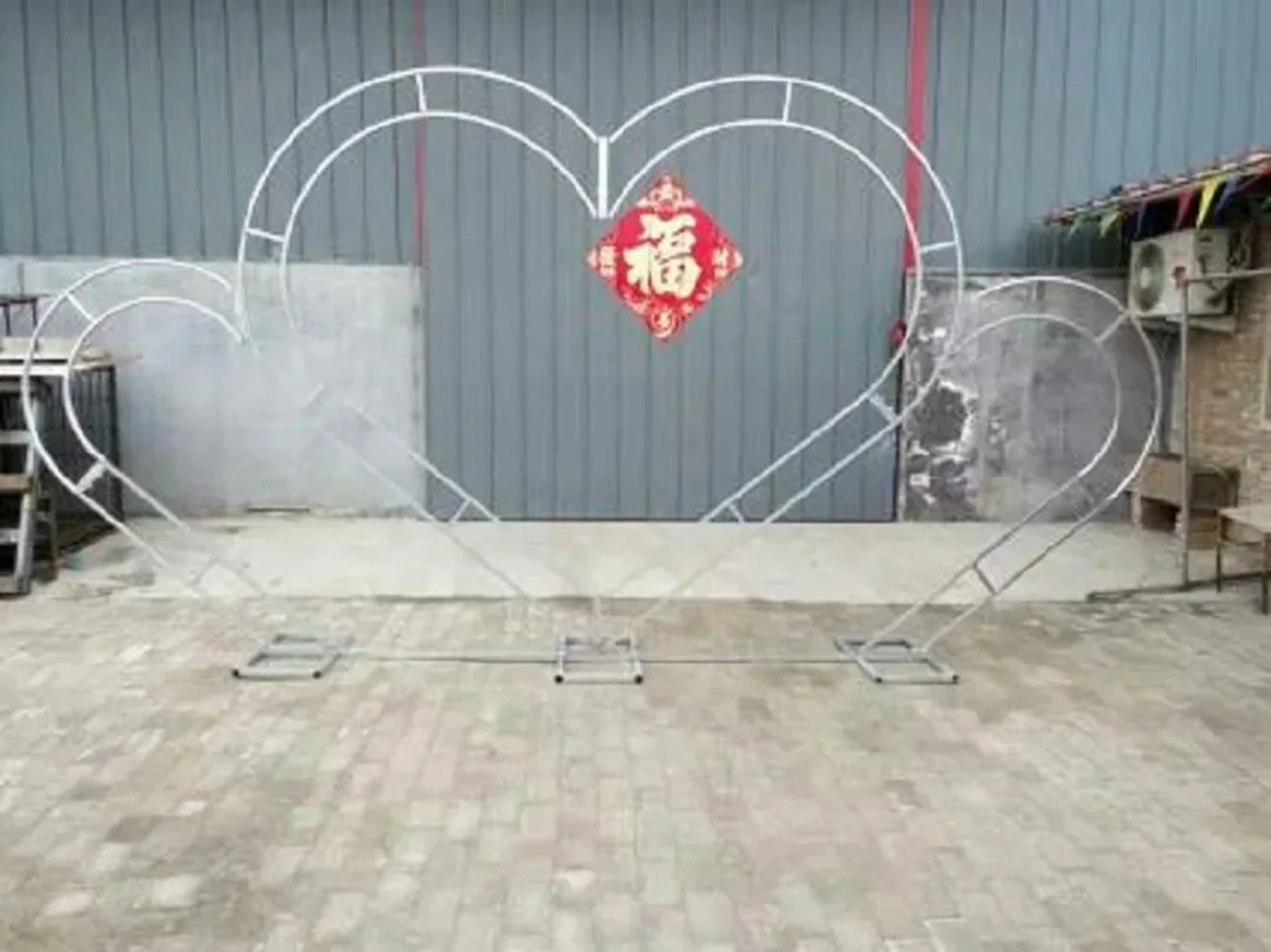 خلفية قوس زفاف معدنية ضخمة ثلاثية على شكل قلب، اقتراح حفلة عيد ميلاد ديكور خلفية عائلية خارجية