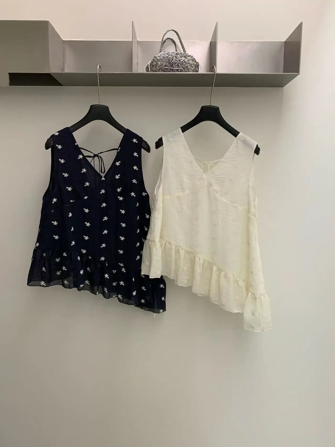 

Lilian Enyill Comfortable Breathable Loose Slimming Embroidered V-Neck Sleeveless Top Women's Spring Casual Floral Print