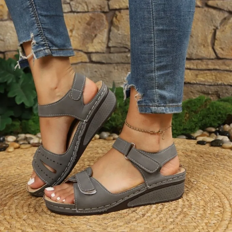 Neue Damen-Sandalen mit Mehrfarbigem Keilabsatz, Offener Zehenpartie und Verstellbarer Schnalle - Bequeme Sommer-Sandalen für Pool, Urlaub und Alltag – Detail 3